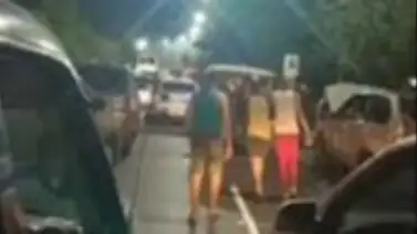 Paso cerrado en autopista La Guaira Caracas por incendio de un carro (Video) Paso cerrado en autopista La Guaira Caracas por incendio de un carro (Video)