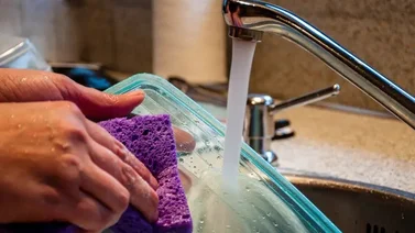 El sencillo truco para eliminar las manchas de los recipientes de plástico