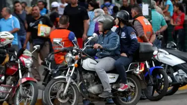 Motorizados chocan violentamente en carretera de Los Teques (+VIDEO) Motorizados chocan violentamente en carretera de Los Teques (+VIDEO)