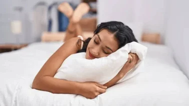 Conoce cuál es el significado de abrazar la almohada al dormir