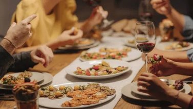 Consejos de expertos para ahorrar dinero durante salidas nocturnas en EEUU