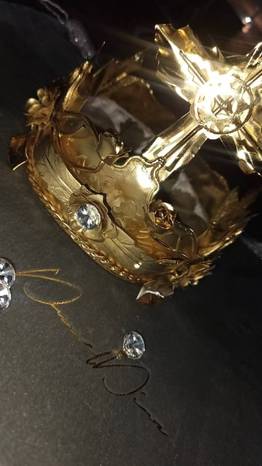 Joven caraqueño confeccionó las coronas de la Divina Pastora este 2025 (+FOTOS)