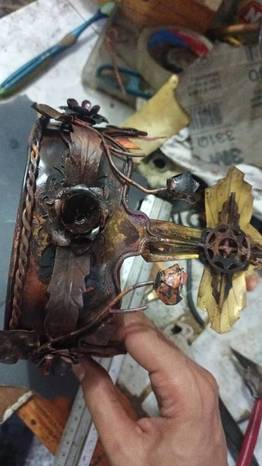 Joven caraqueño confeccionó las coronas de la Divina Pastora este 2025 (+FOTOS)