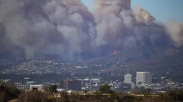 Incendio forestal arrasó con un suburbio en California (+Detalles)