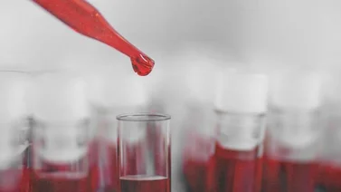 Influencer usa la sangre de su hijo para “rejuvenecer”
