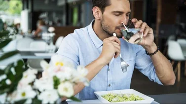 ¿Es beneficioso beber agua mientras comes? Aquí te decimos