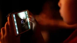 Restricción del uso del celular lleva a una niña de 11 años al suicidio