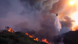 Qué son los vientos de Santa Ana y por qué propagan el fuego en Los Ángeles