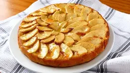 Guía para preparar una saludable torta de manzana con cinco ingredientes