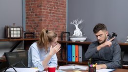 Si usas estas frases eres una persona mal educada según psicólogos