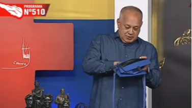 Diosdado Cabello presenta una cartera azul en su programa: "Me la conseguí en la marcha"