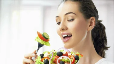 ¿Desayunar con ensalada? Esta receta es una opción que te aporta energía 