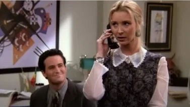 Lisa Kudrow descubrió hace poco una nota oculta que le dejó Matthew Perry: ¿Qué dice?