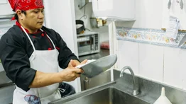 En California ofrecen trabajo para personas sin estudios con sueldo de $22 dólares por hora: ¿Cómo postularse?