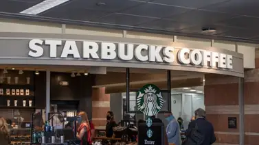 Starbucks cambia política que daba estadía gratis a personas en sus cafeterías Starbucks cambia política que daba estadía gratis a personas en sus cafeterías