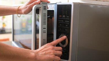 Nutricionista comparte qué alimento no debe calentarse en el microondas
