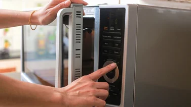 Nutricionista comparte qué alimento no debe calentarse en el microondas