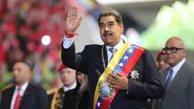 Maduro firma decreto y crea comisión para reformar la Constitución Maduro firma decreto y crea comisión para reformar la Constitución