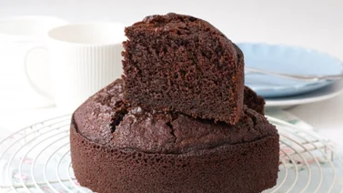 ¡Sin horno! Prepara un suave bizcocho de chocolate y almendras con pocos ingredientes