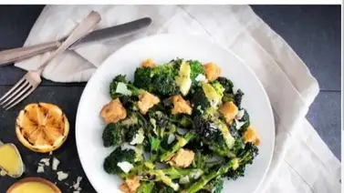 Una versión saludable de la famosa ensalada César Una versión saludable de la famosa ensalada César