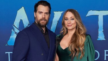 ¿Ya nació el hijo de Henry Cavill?: La pareja fue captada mientras paseaban por Australia
