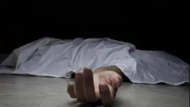 Hombre lleva el cuerpo de su hijo hasta hospital de Sucre: Lo asesinó un compañero de tragos Hombre lleva el cuerpo de su hijo hasta hospital de Sucre: Lo asesinó un compañero de tragos