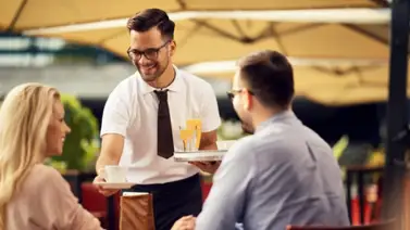 Empleo en California: Así puede aplicar al cargo de camarero con paga de hasta $19 por hora   Empleo en California: Así puede aplicar al cargo de camarero con paga de hasta $19 por hora