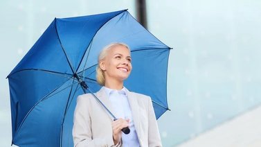 Cómo peinarte para combatir el frizz los días de lluvia 