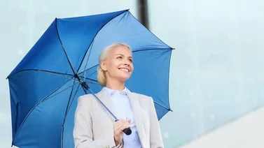 Cómo peinarte para combatir el frizz los días de lluvia 