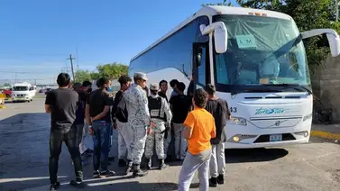 Llegan a México los primeros deportados de USA: trabajaban en un campo agrícola en Denver Llegan a México los primeros deportados de USA: trabajaban en un campo agrícola en Denver