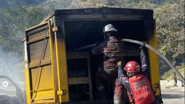 Reportan incendio de camión cargado de baterías de vehículo en la Gran Mariscal de Ayacucho