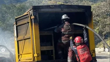 Reportan incendio de camión cargado de baterías de vehículo en la Gran Mariscal de Ayacucho