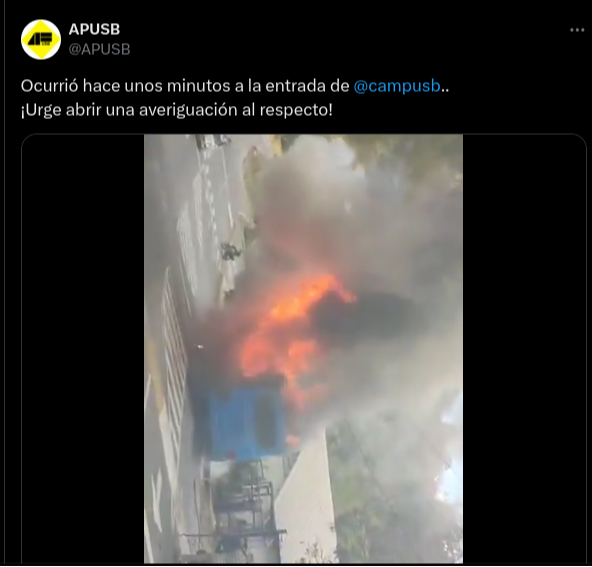 Autobús de la Universidad Simón Bolívar se incendia en la entrada principal : No se reportan lesionados Autobús de la Universidad Simón Bolívar se incendia en la entrada principal : No se reportan lesionados