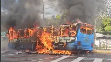 Autobús de la Universidad Simón Bolívar se incendia en la entrada principal : No se reportan lesionados Autobús de la Universidad Simón Bolívar se incendia en la entrada principal : No se reportan lesionados