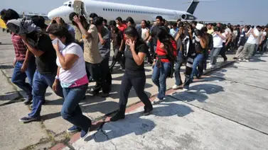 Avión militar de Estados Unidos cargado de inmigrantes se queda varado: México no lo dejó aterrizar Avión militar de Estados Unidos cargado de inmigrantes se queda varado: México no lo dejó aterrizar