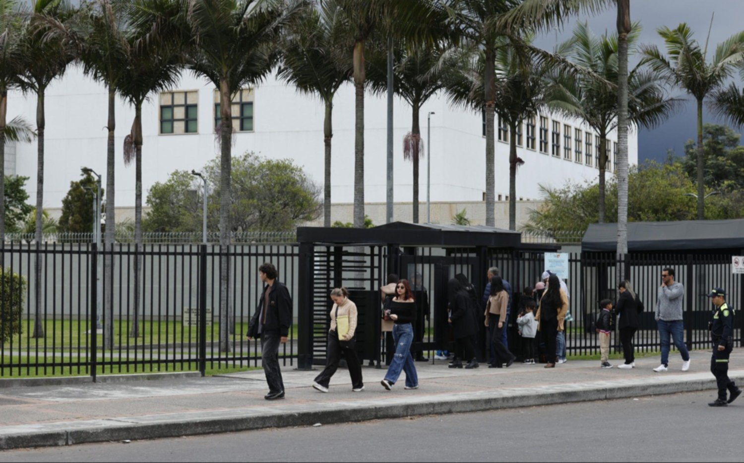 Difunden imágenes de decenas de personas en la embajada de USA en Colombia: exigen respuestas sobre visados