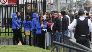 Difunden imágenes de decenas de personas en la embajada de USA en Colombia: exigen respuestas sobre visados