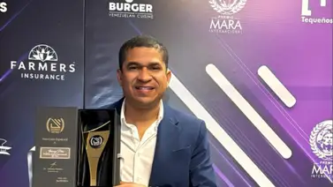 Johnny Peña gana el IPK de Oro como Productor Musical Internacional  Johnny Peña gana el IPK de Oro como Productor Musical Internacional