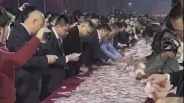 Empresa china premia a sus trabajadores con una mesa llena de millones de dólares: tenían solo 15 minutos Empresa china premia a sus trabajadores con una mesa llena de millones de dólares: tenían solo 15 minutos