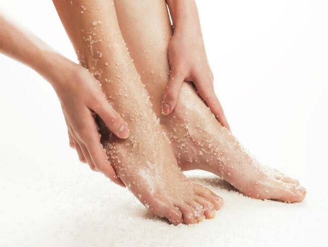 Aprende a preparar una exfoliante casera para manos y pies