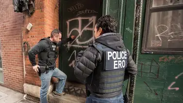 Familia de California se niega a abrir la puerta a los agentes de ICE y evita el arresto Familia de California se niega a abrir la puerta a los agentes de ICE y evita el arresto