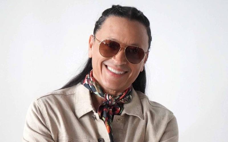 Elvis Crespo pasó del drama al brillo total y en pleno concierto quedó claro que ya no está solo