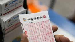 Jugador de Powerball pierde premio mayor de $ 1.8 mil millones por un número: sepa cuánto dinero se llevó