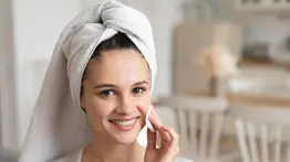 Agua de arroz para el rostro: Estos son los beneficios de aplicarla antes de dormir 