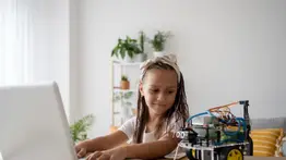 Atención, padres: conozcan las 8 formas de apoyarse en la Inteligencia Artificial para ayudar a los niños con las tareas