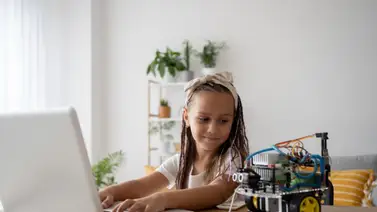 Atención, padres: conozcan las 8 formas de apoyarse en la Inteligencia Artificial para ayudar a los niños con las tareas Atención, padres: conozcan las 8 formas de apoyarse en la Inteligencia Artificial para ayudar a los niños con las tareas