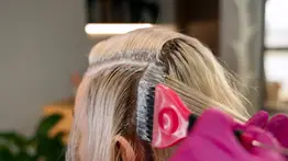 Teñir las canas con métodos naturales: alternativas para matizar los cabellos blancos de forma semi-permanente