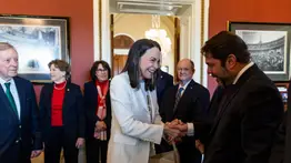 ¿Cuánto cuesta y quién diseñó la cartera que María Corina Machado llevó a la Casa Blanca?