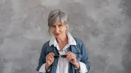 Experta comparte cuál es la clave para hidratar las canas: se realiza antes de lavarse el cabello