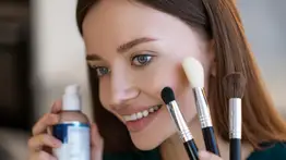 Consigue un lienzo perfecto: trucos para aprender a elegir la base de maquillaje perfecta